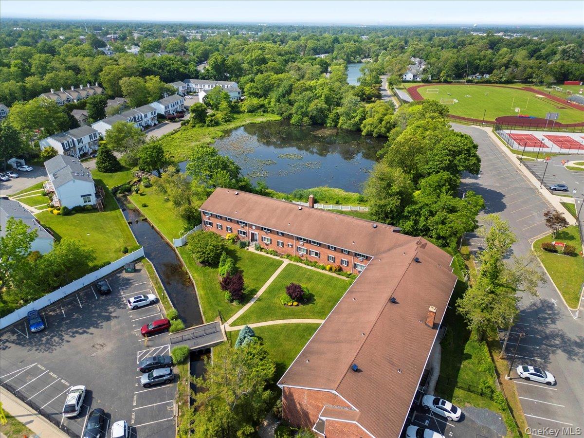 #1 photo, 200 Merrick Road, サフォーク郡 Amityville , NY 11701