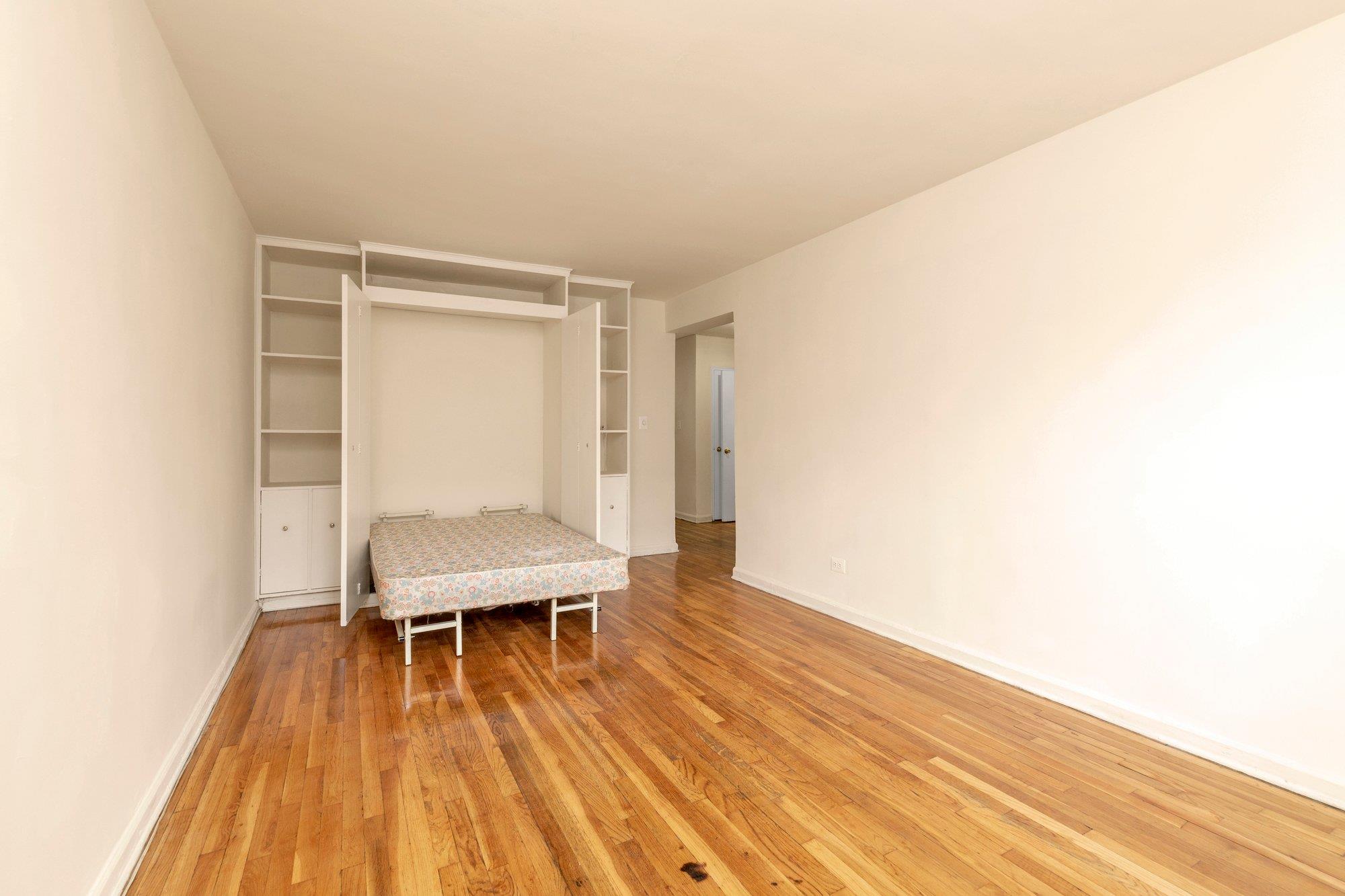 #8 photo, 31-85 Crescent Street, クイーンズ区 Astoria , NY 11106