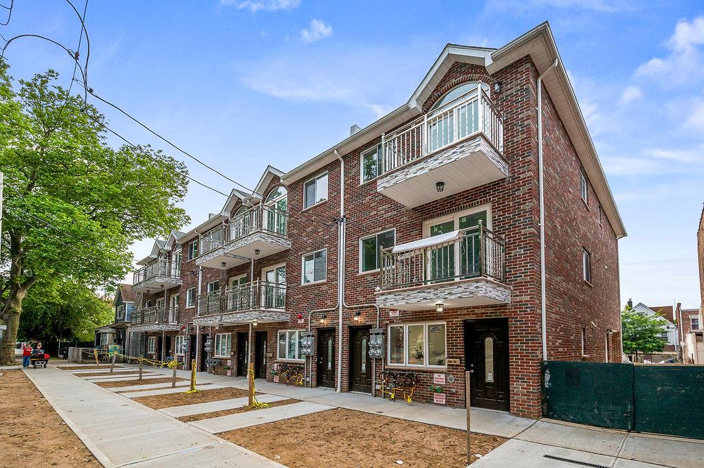 #2 photo, 10605 49th Avenue, クイーンズ区 Corona , NY 11368