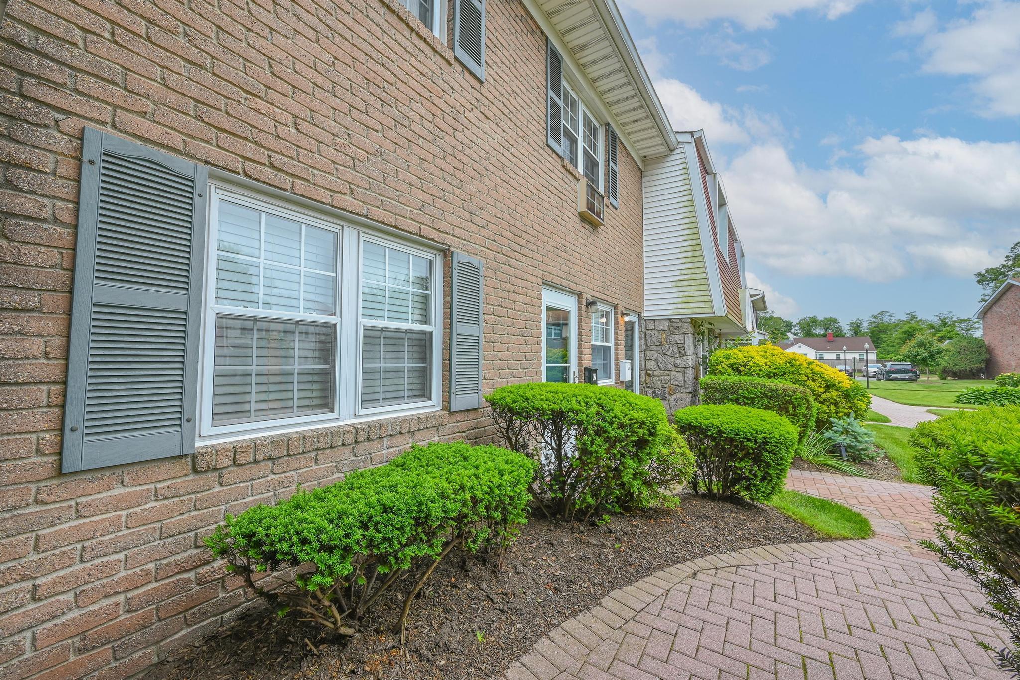 #2 photo, 42 Springwood Drive, North Babylon , NY 11703