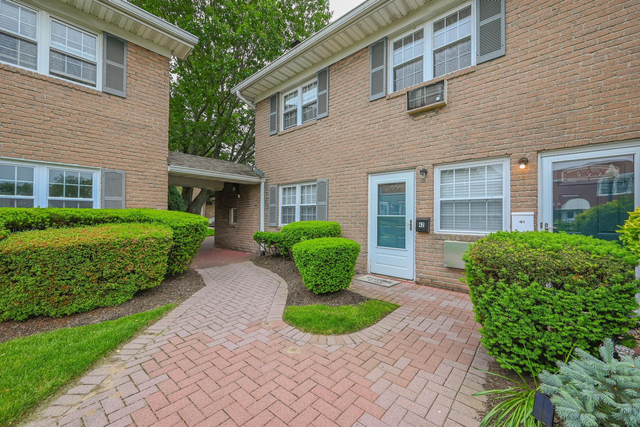 #3 photo, 42 Springwood Drive, North Babylon , NY 11703