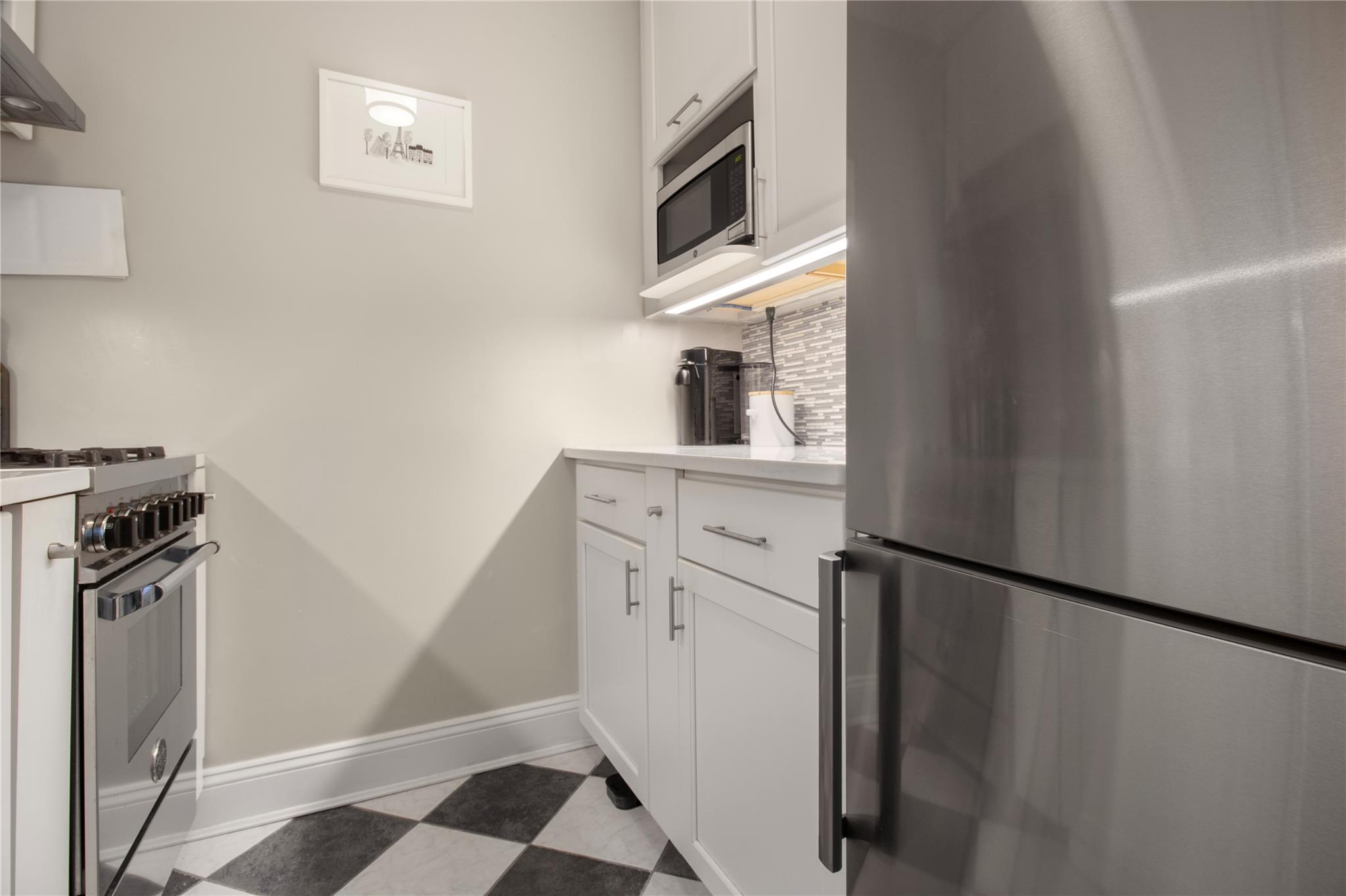 #12 photo, 210 E 63rd Street, New York (Manhattan) , NY 10065