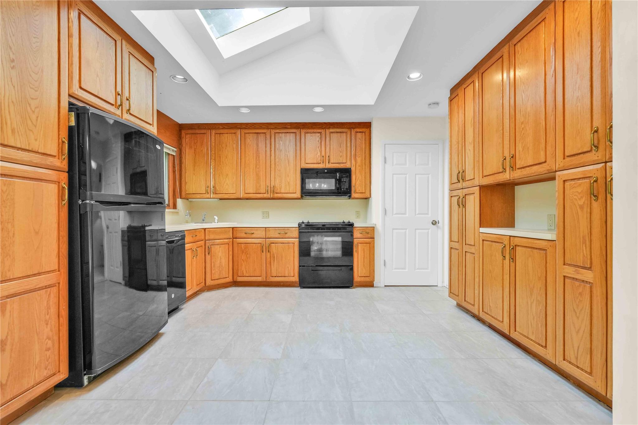 #10 photo, 906 Bromton Drive, Westbury , NY 11590