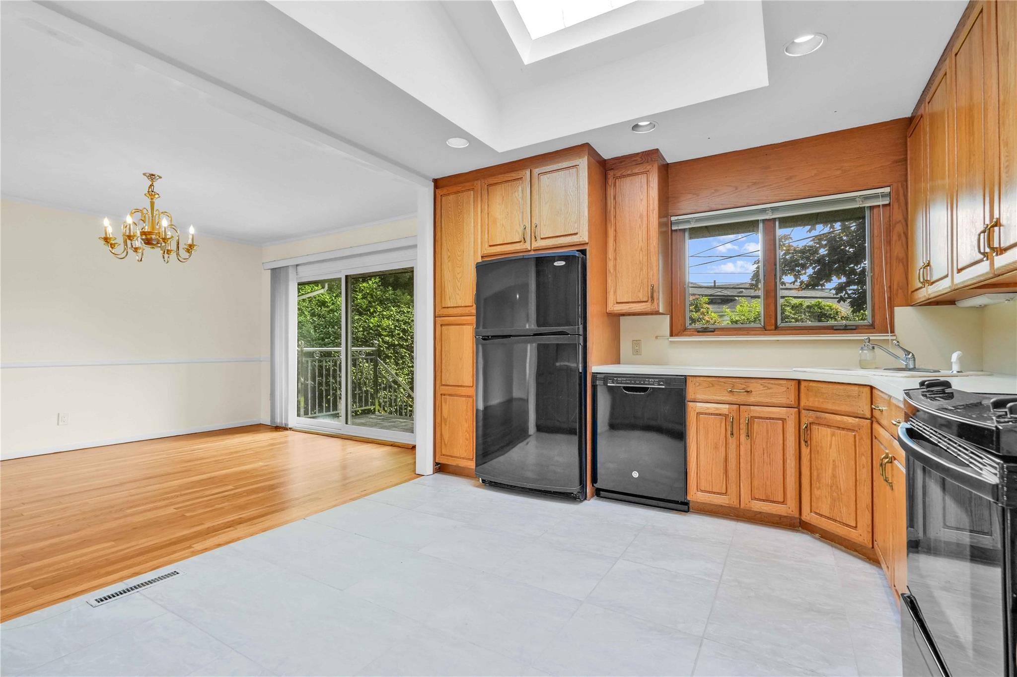 #11 photo, 906 Bromton Drive, Westbury , NY 11590