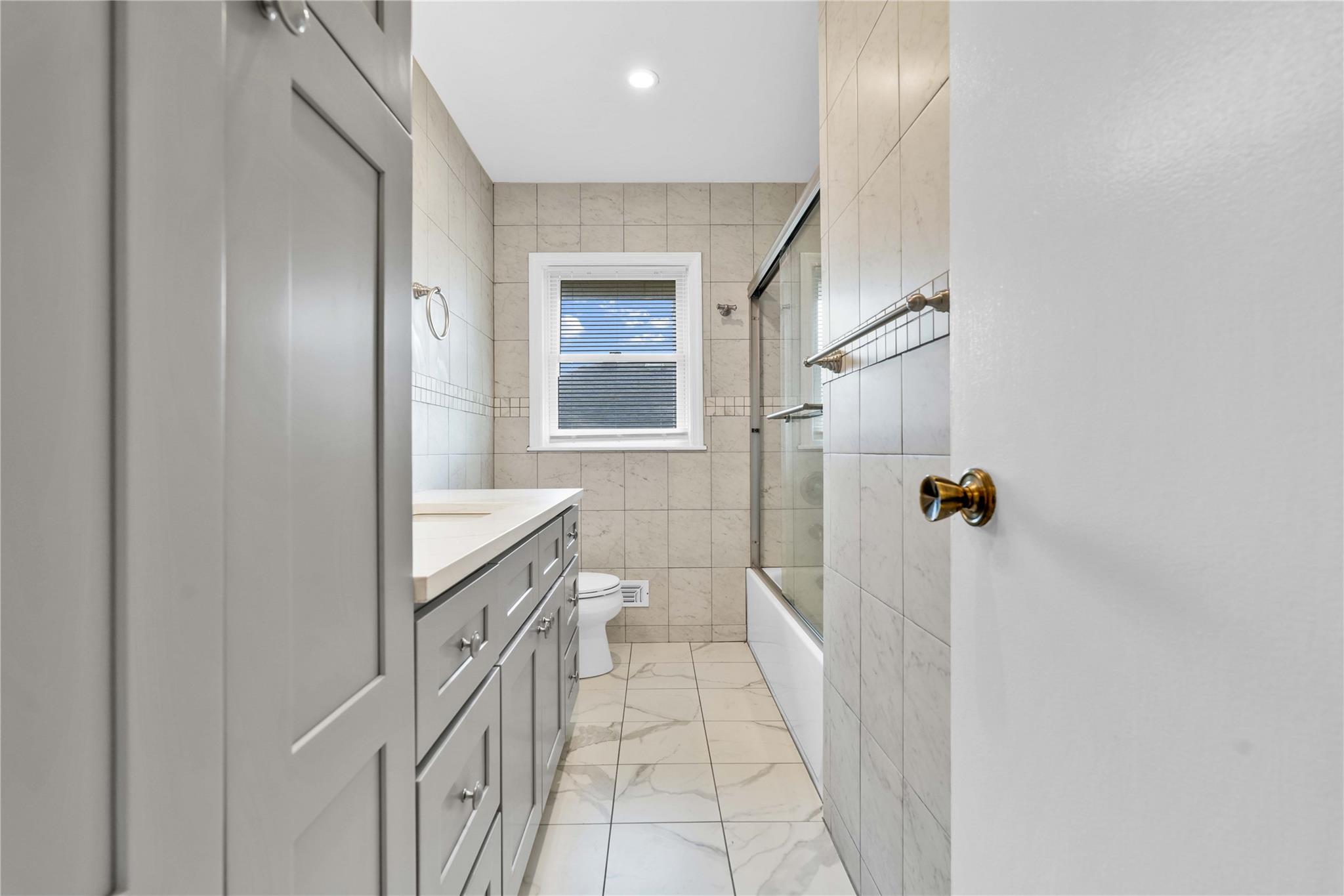 #12 photo, 906 Bromton Drive, Westbury , NY 11590