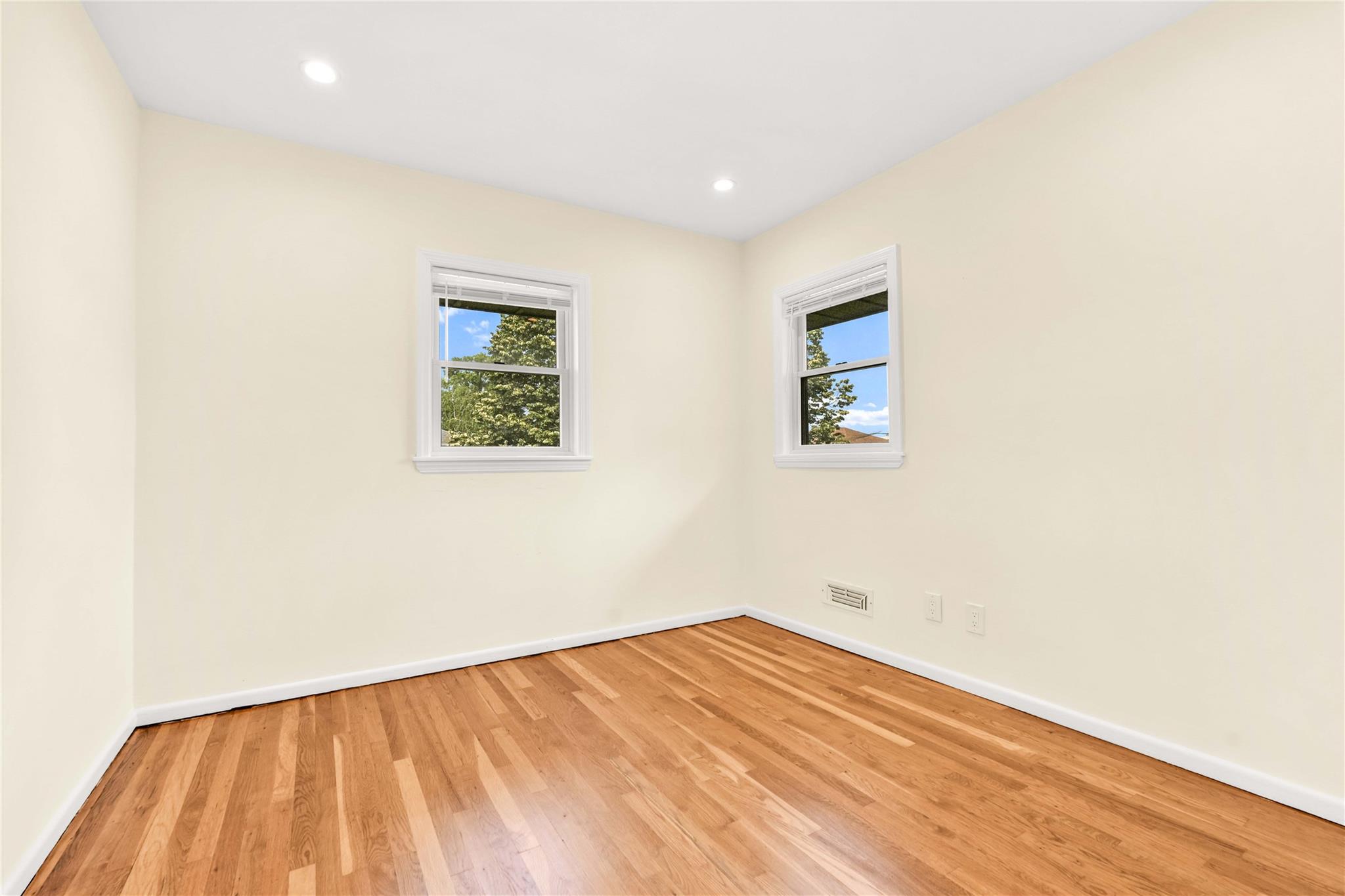 #14 photo, 906 Bromton Drive, Westbury , NY 11590