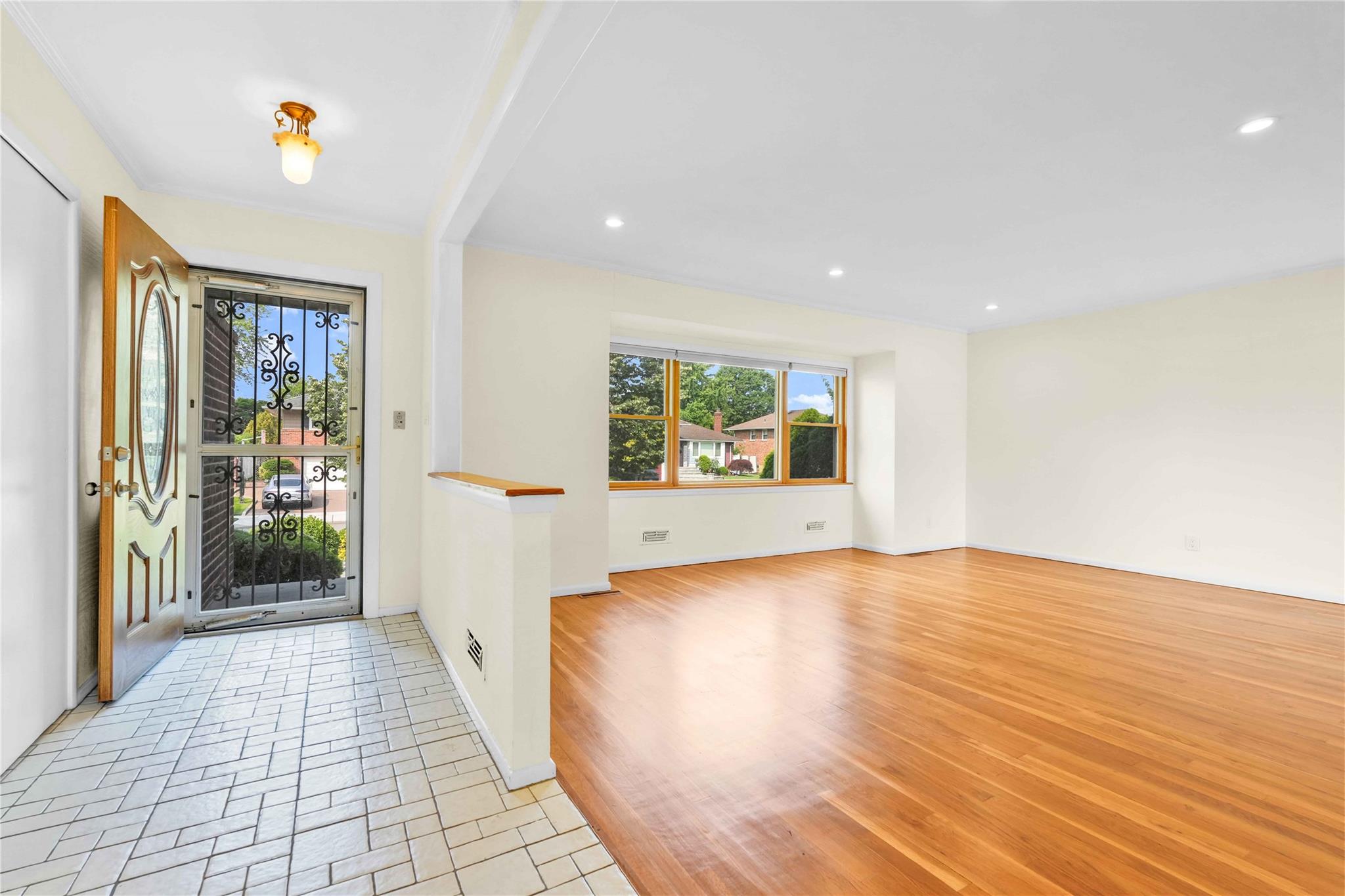 #15 photo, 906 Bromton Drive, Westbury , NY 11590