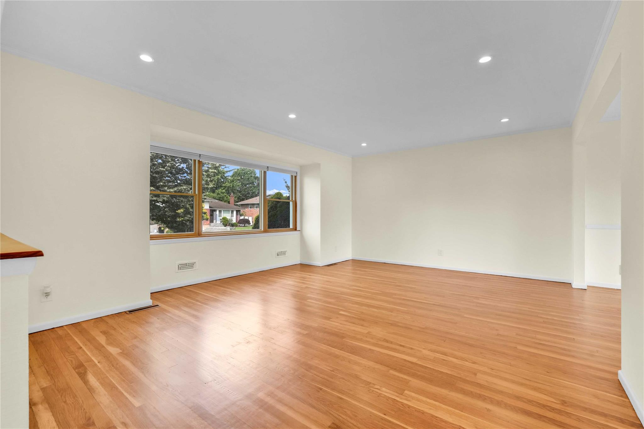 #16 photo, 906 Bromton Drive, Westbury , NY 11590