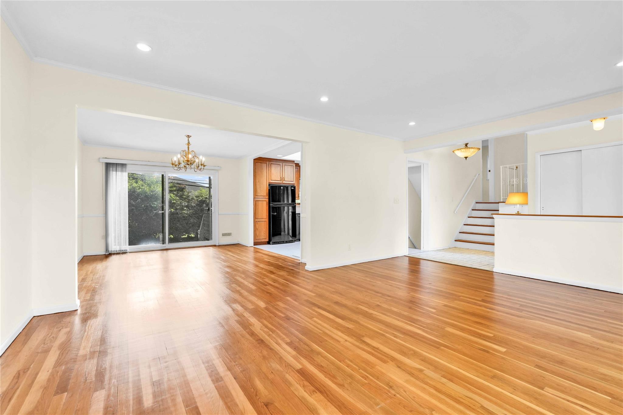 #18 photo, 906 Bromton Drive, Westbury , NY 11590