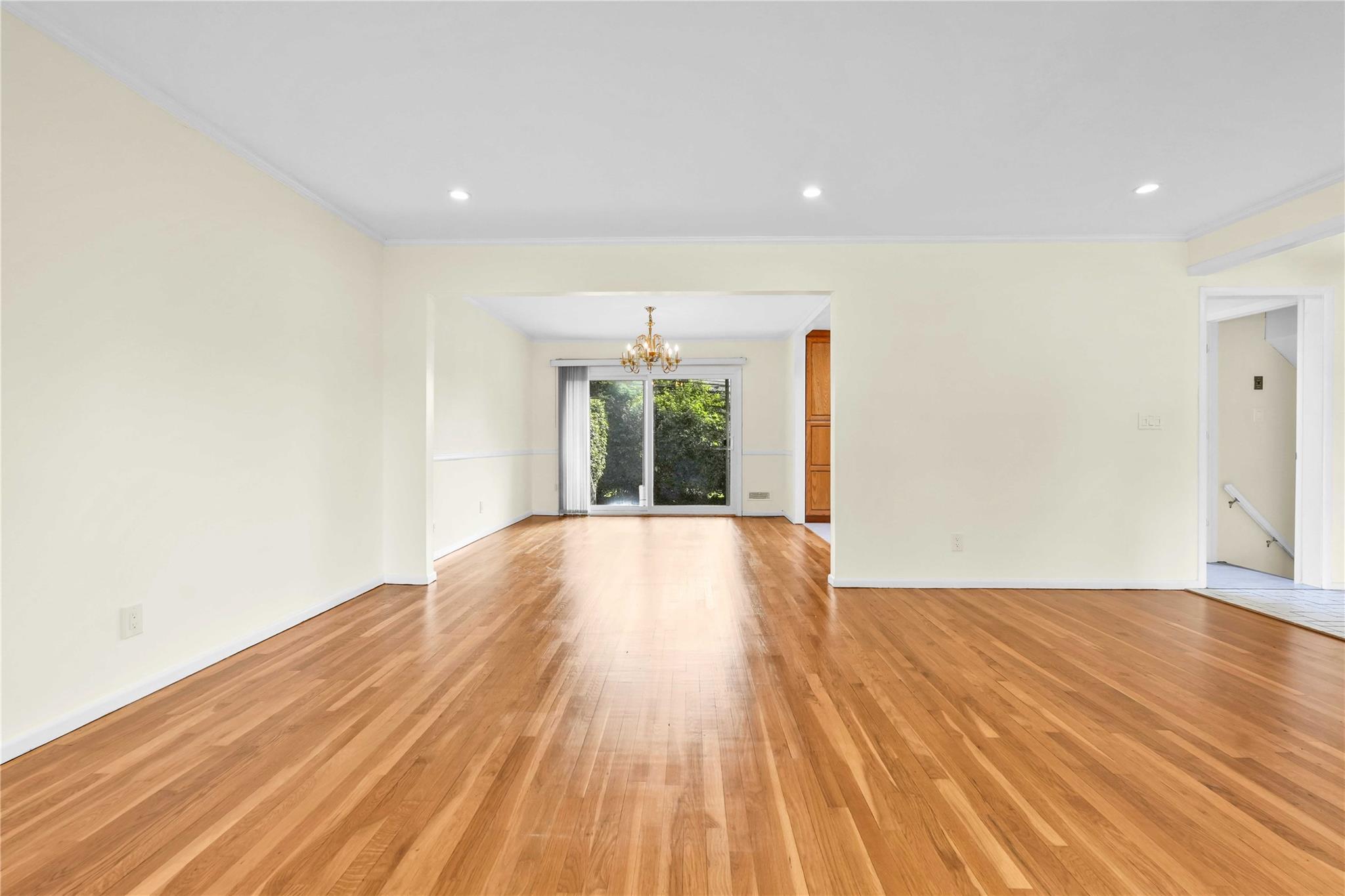 #19 photo, 906 Bromton Drive, Westbury , NY 11590