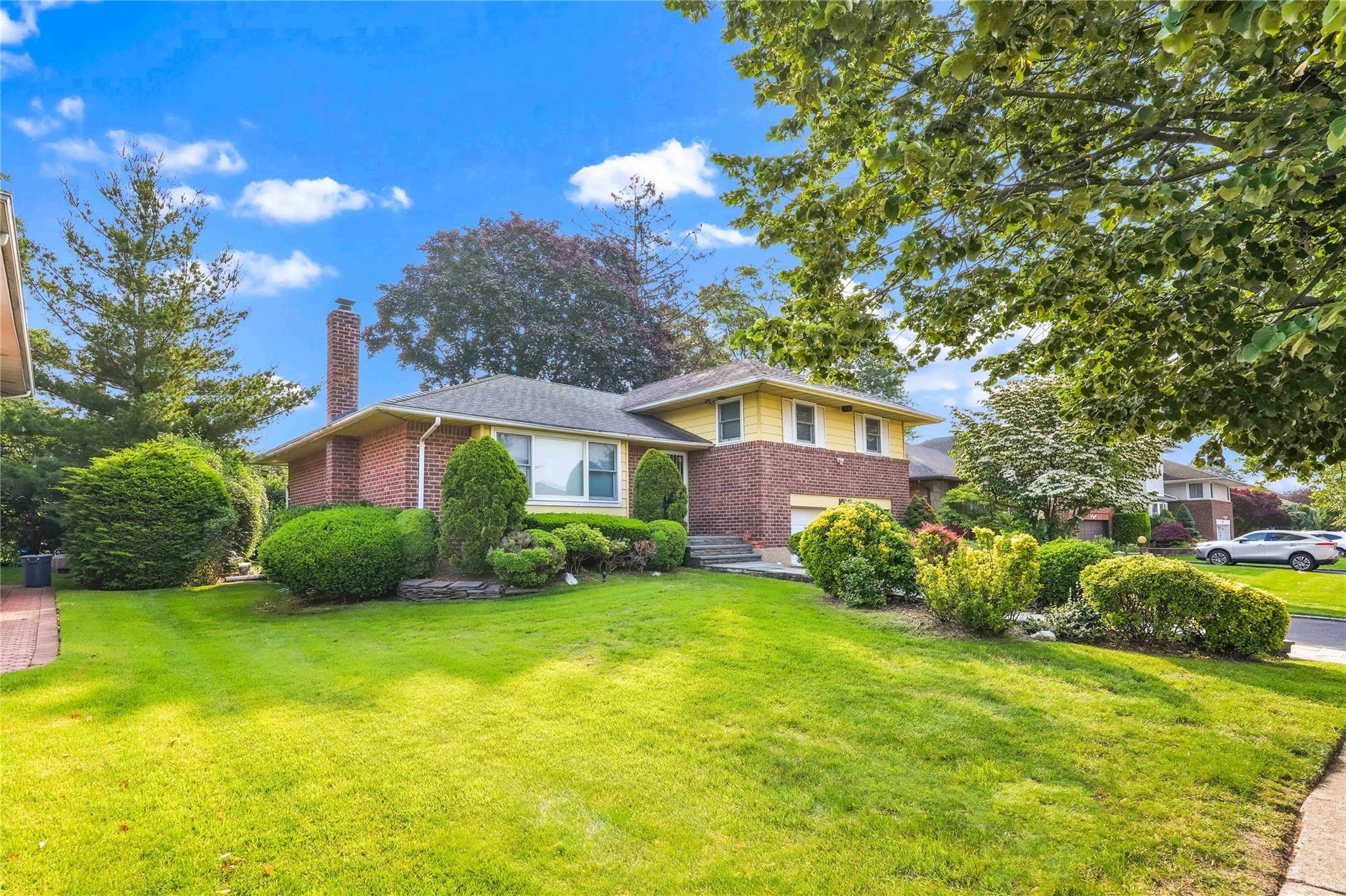 #2 photo, 906 Bromton Drive, Westbury , NY 11590