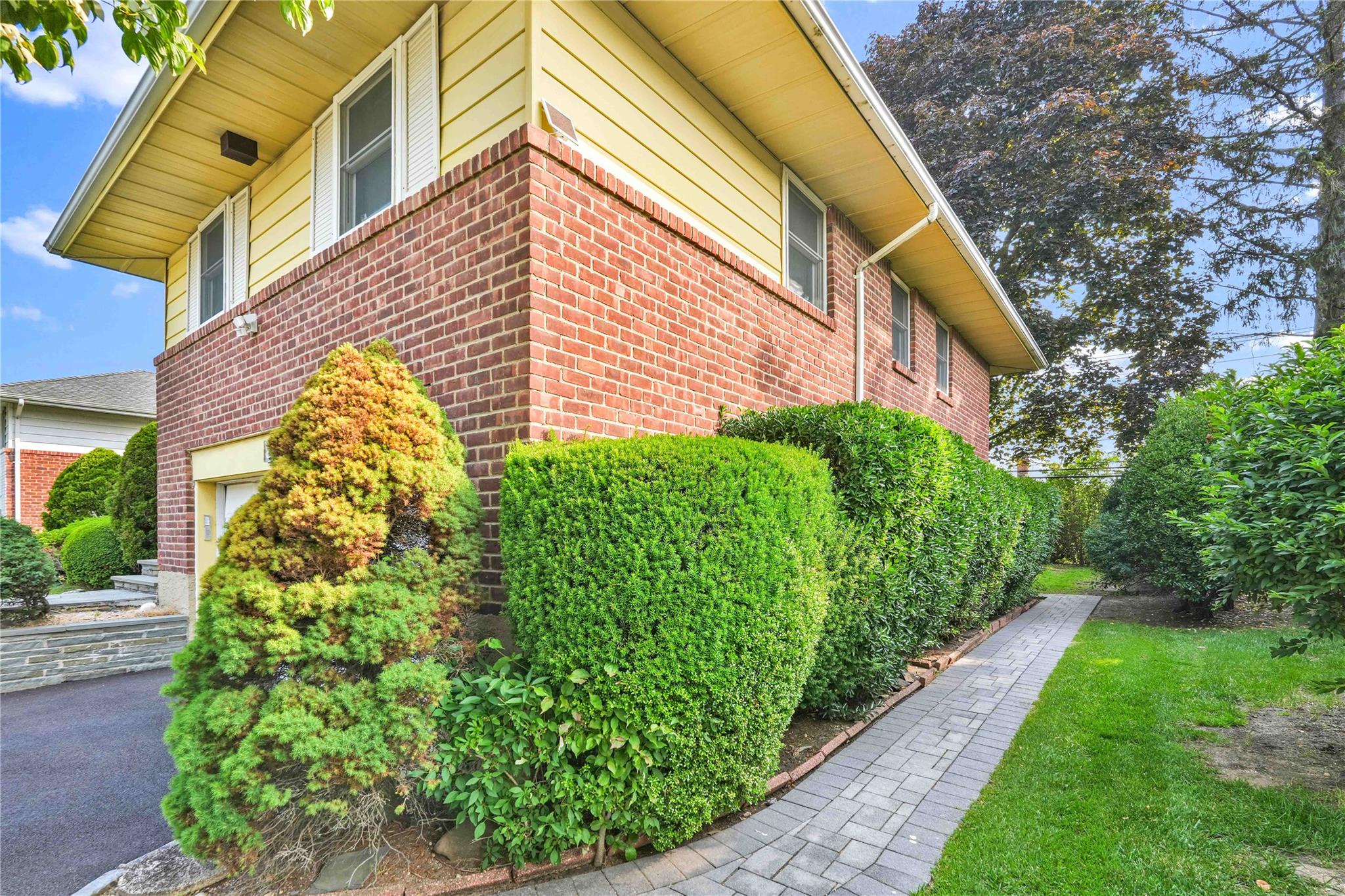 #3 photo, 906 Bromton Drive, Westbury , NY 11590