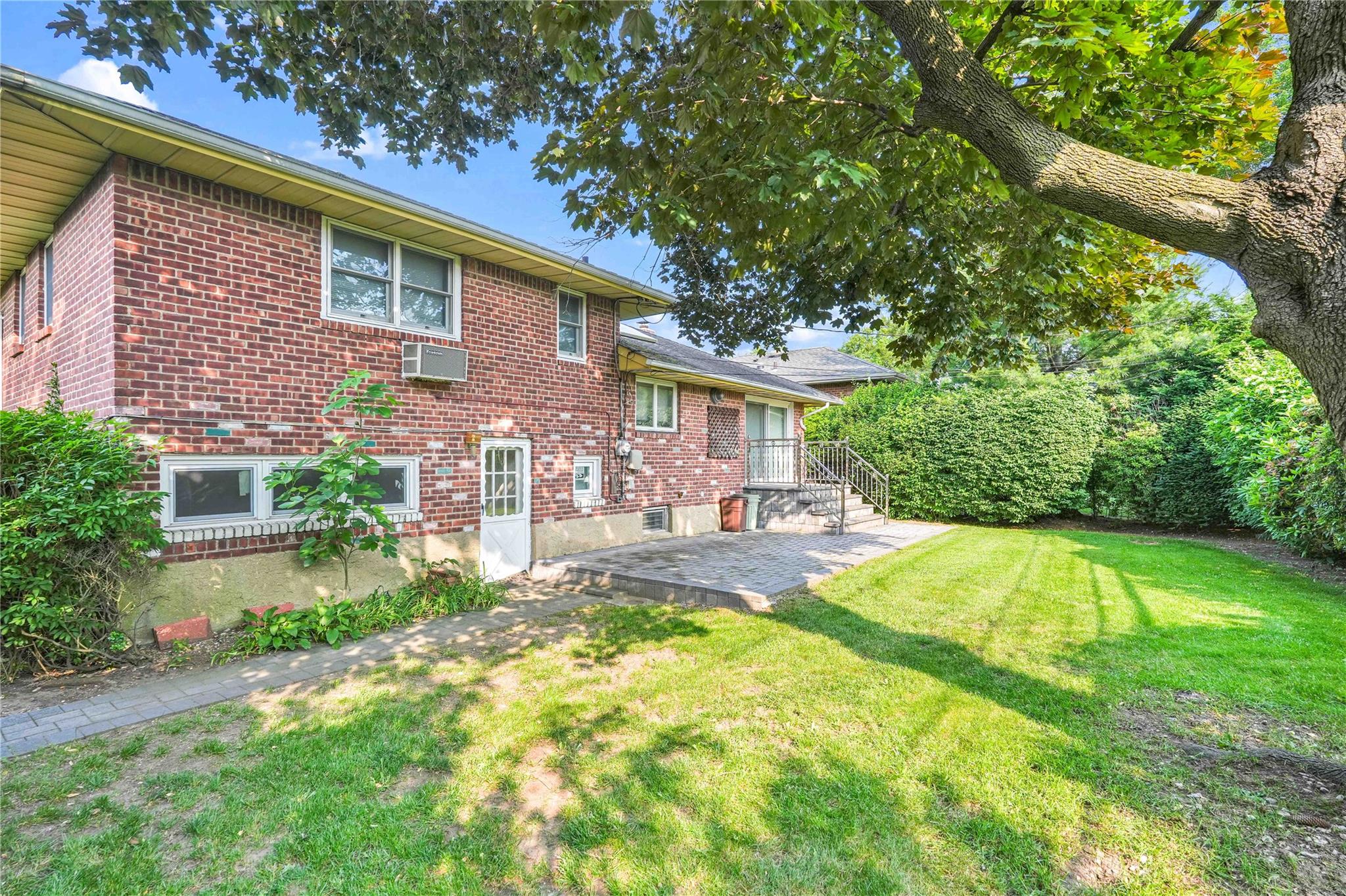 #5 photo, 906 Bromton Drive, Westbury , NY 11590