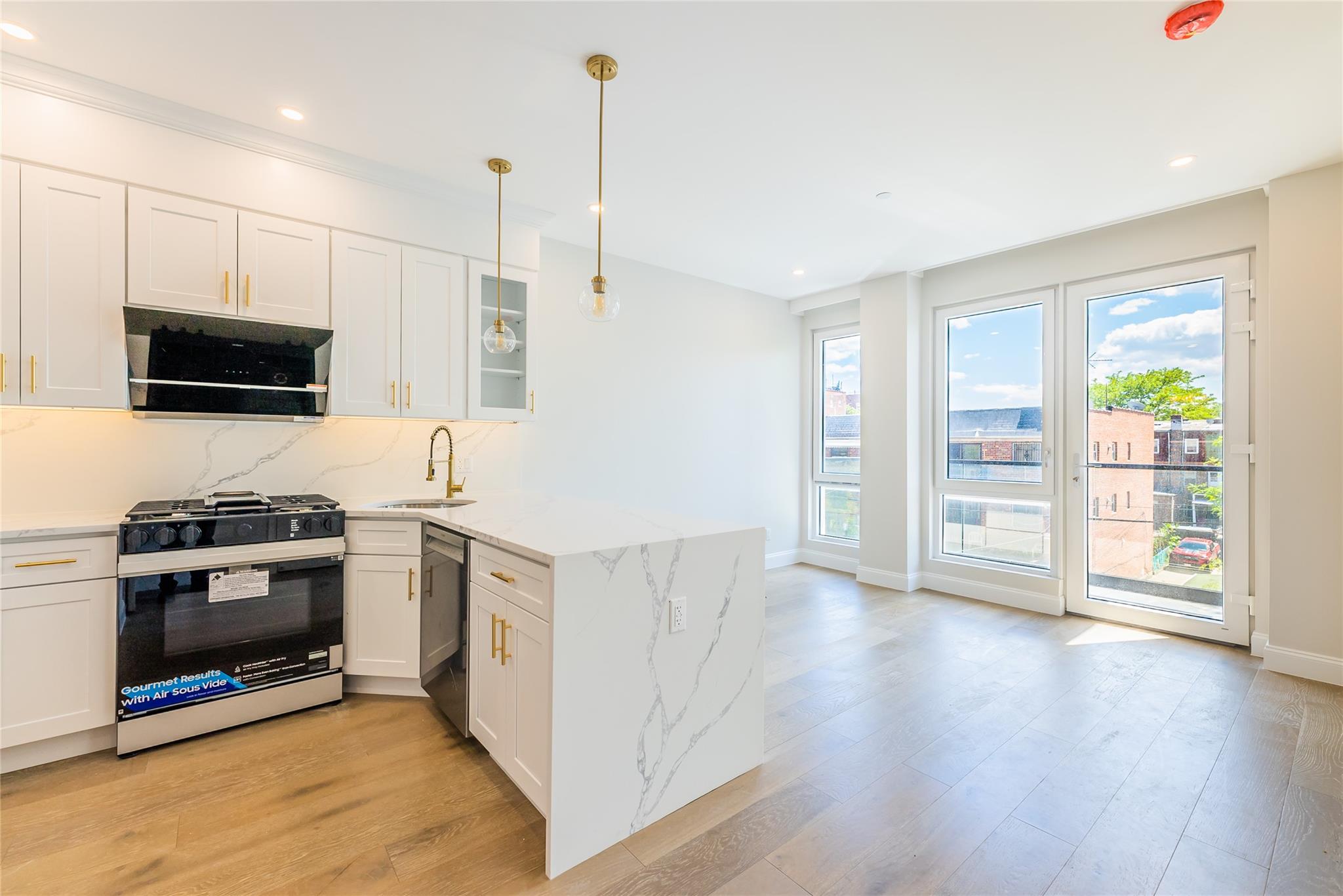 #4 photo, 4209 Hampton Street, クイーンズ区 Elmhurst , NY 11373