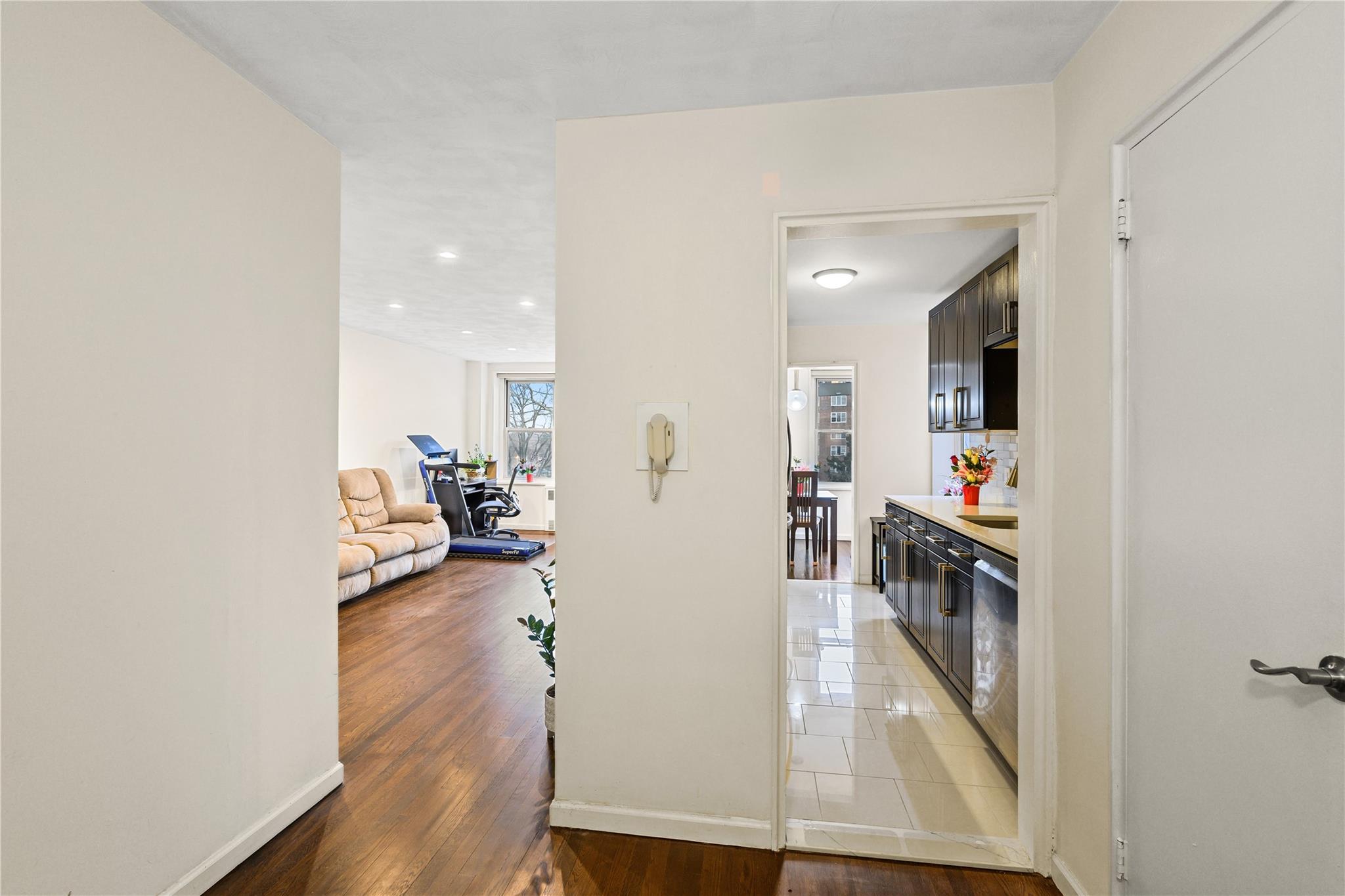 #3 photo, 18-40 211th Street Street, クイーンズ区 Bayside , NY 11360