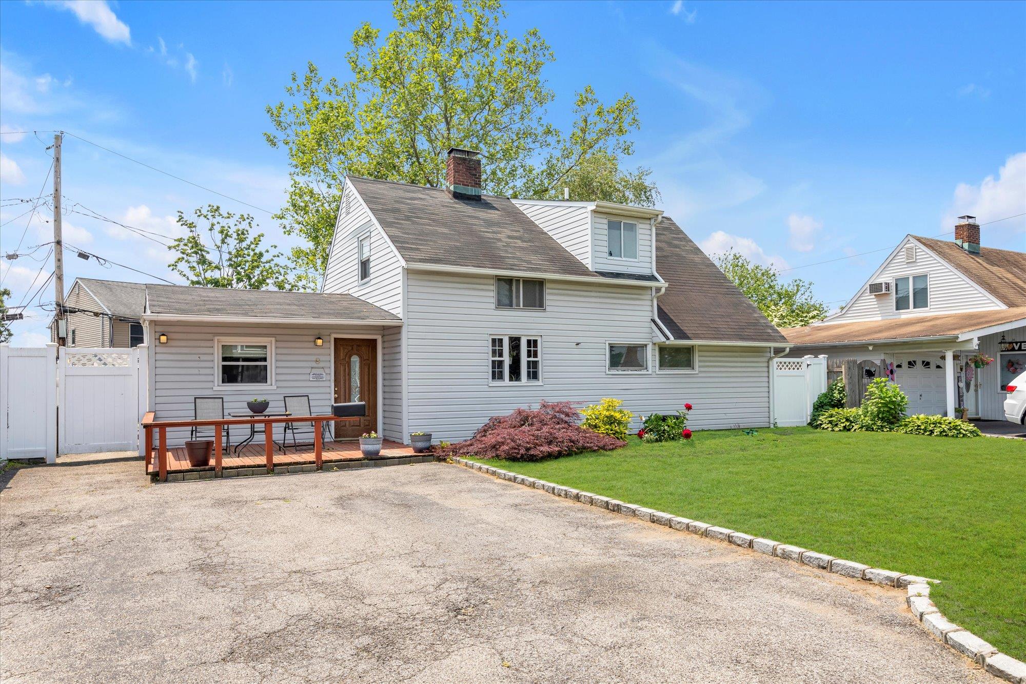 #20 photo, 8 Trumpet Lane, Levittown , NY 11756