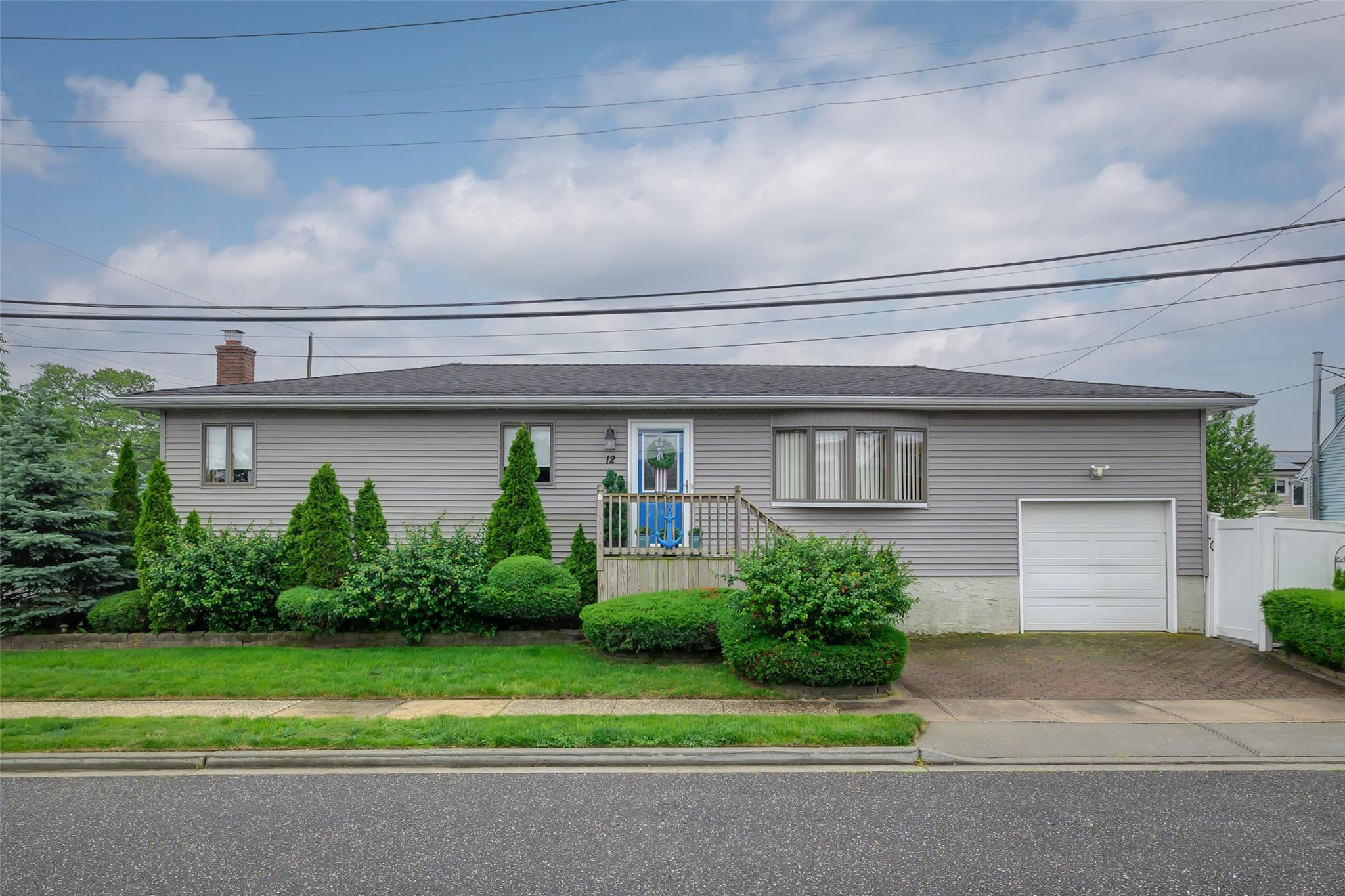 #1 photo, 12 Roosevelt Place, ناسو Massapequa , NY 11758