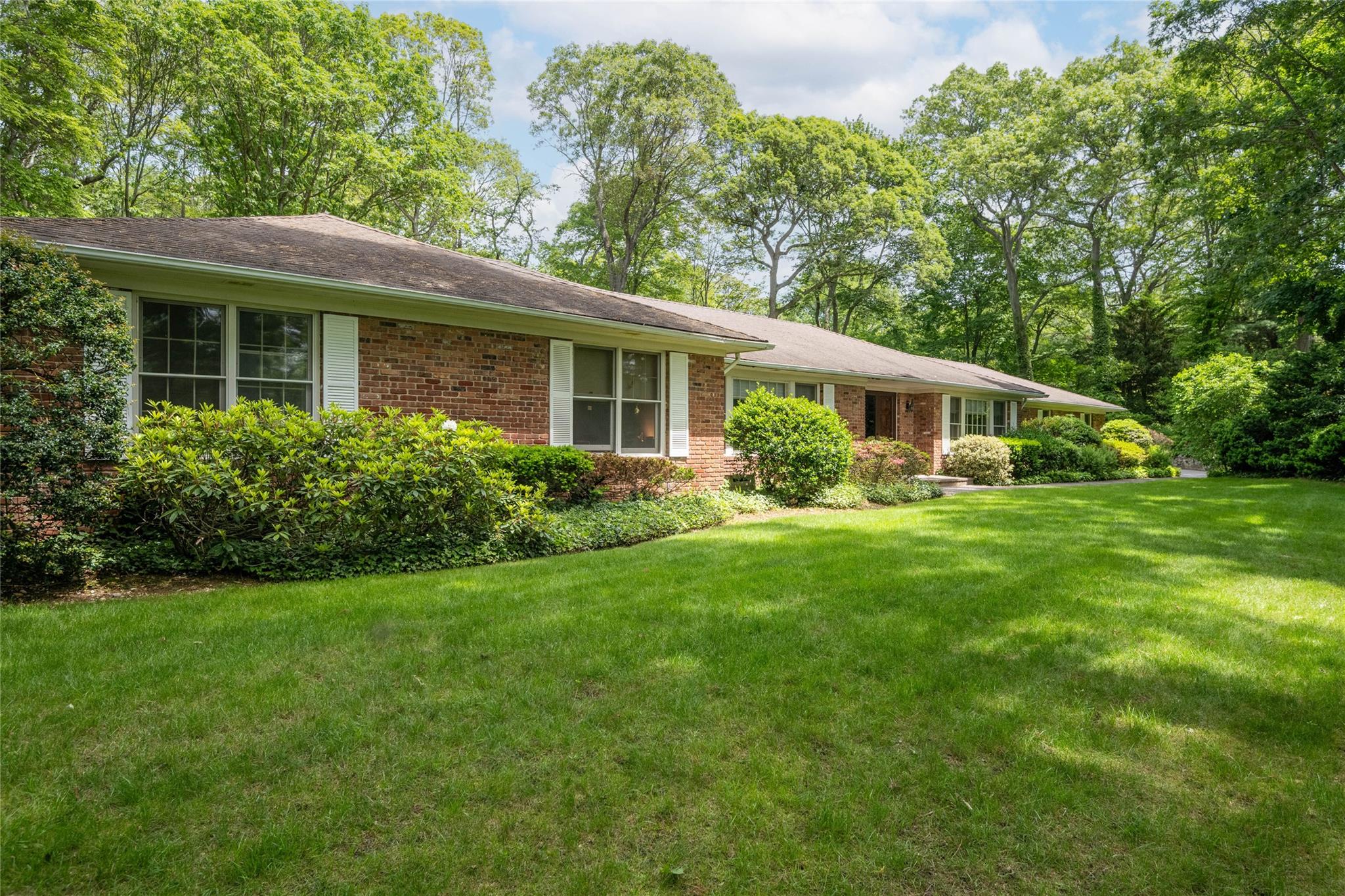 #1 photo, 100 Foxhunt Crescent, ناسو Oyster Bay Cove , NY 11791
