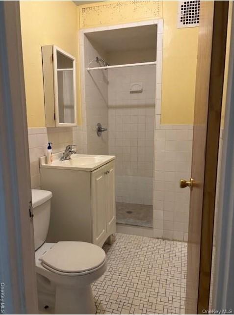 #4 photo, 92-08 242 Street, Bellerose , NY 11426