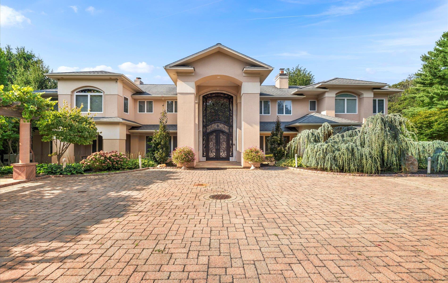 #1 photo, 5 Glen Hill Court, Dix Hills , NY 11746