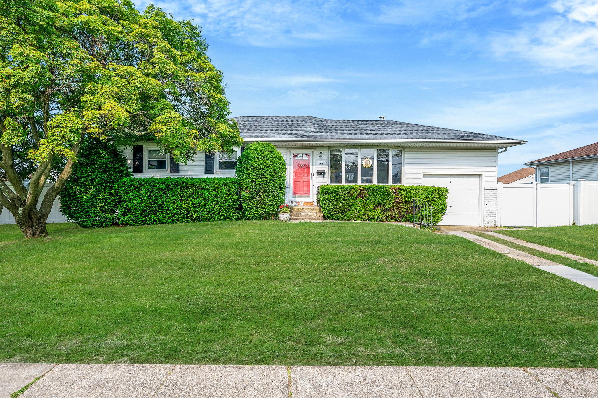 #1 photo, 22 Bluebell Lane, 東長島 Babylon , NY 11703