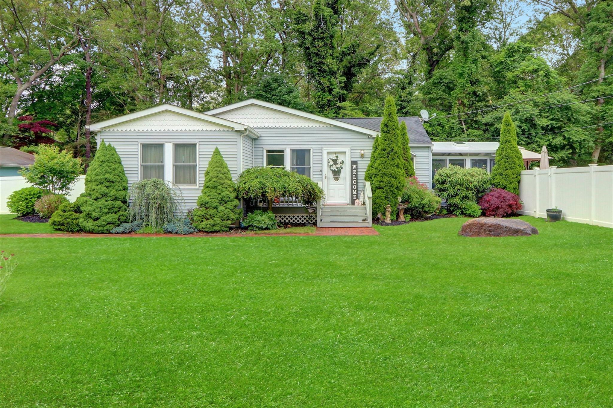 #1 photo, 19 Deer Avenue, سوفولك Middle Island , NY 11953