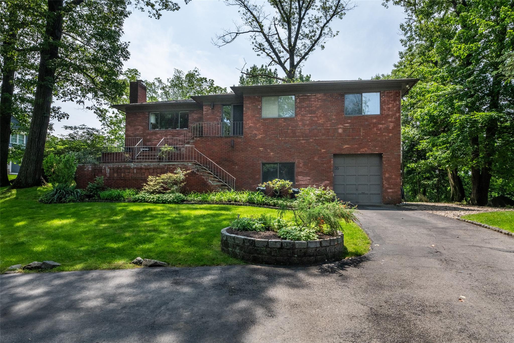 #1 photo, 35 Stone Cabin Road, 紐約州 New Rochelle , NY 10801