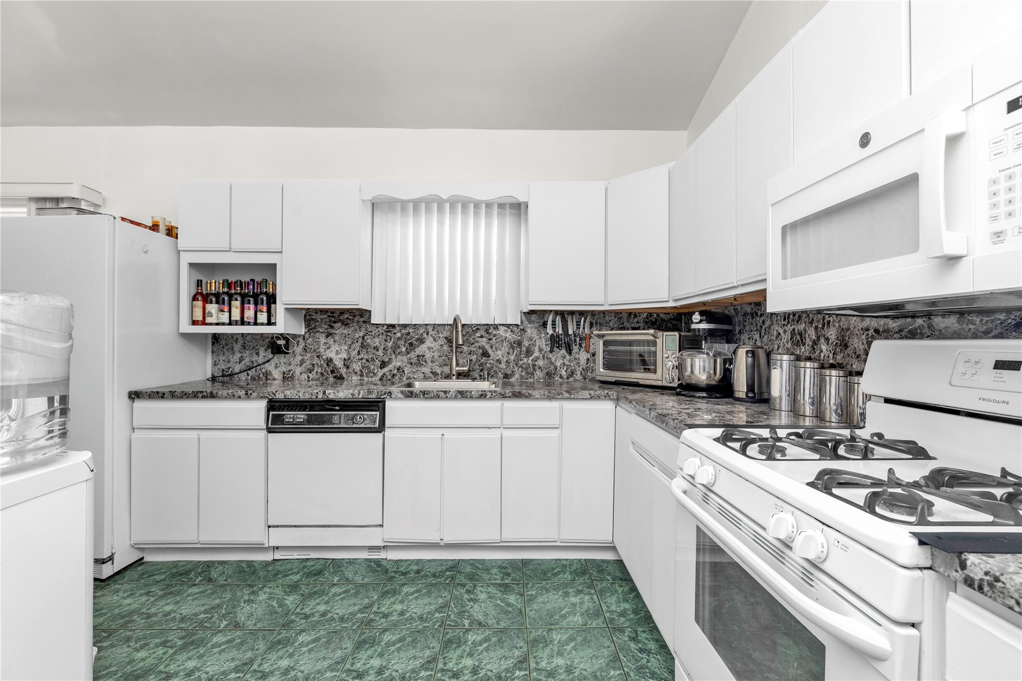 #6 photo, 181 Oak Street, West Hempstead , NY 11552