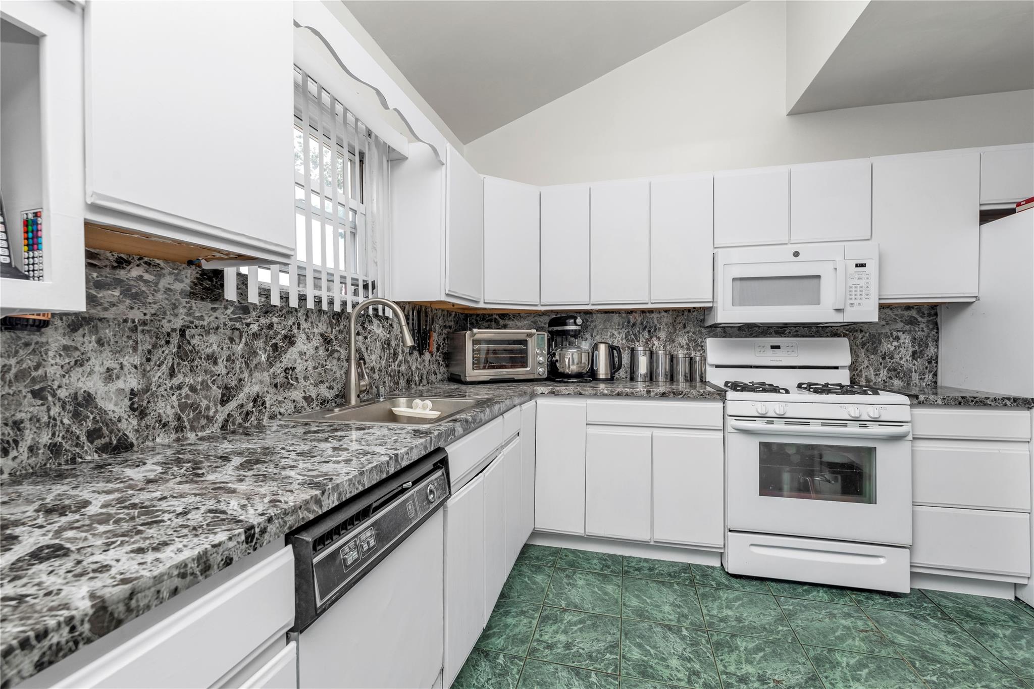 #7 photo, 181 Oak Street, West Hempstead , NY 11552