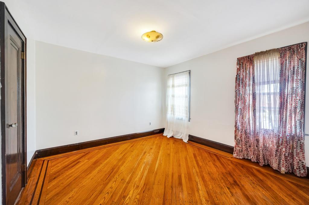 #12 photo, 11467 202nd Street, Saint Albans , NY 11412