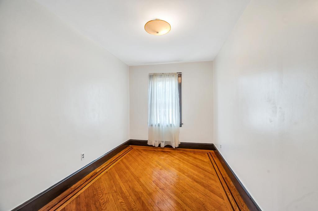 #16 photo, 11467 202nd Street, Saint Albans , NY 11412