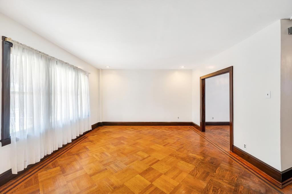 #17 photo, 11467 202nd Street, Saint Albans , NY 11412