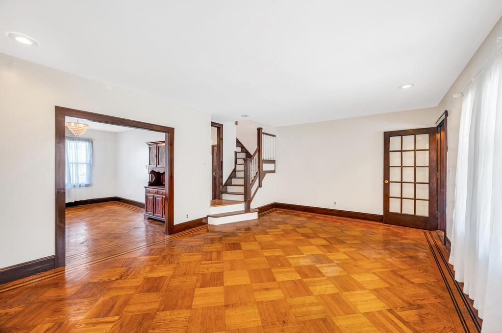 #8 photo, 11467 202nd Street, Saint Albans , NY 11412