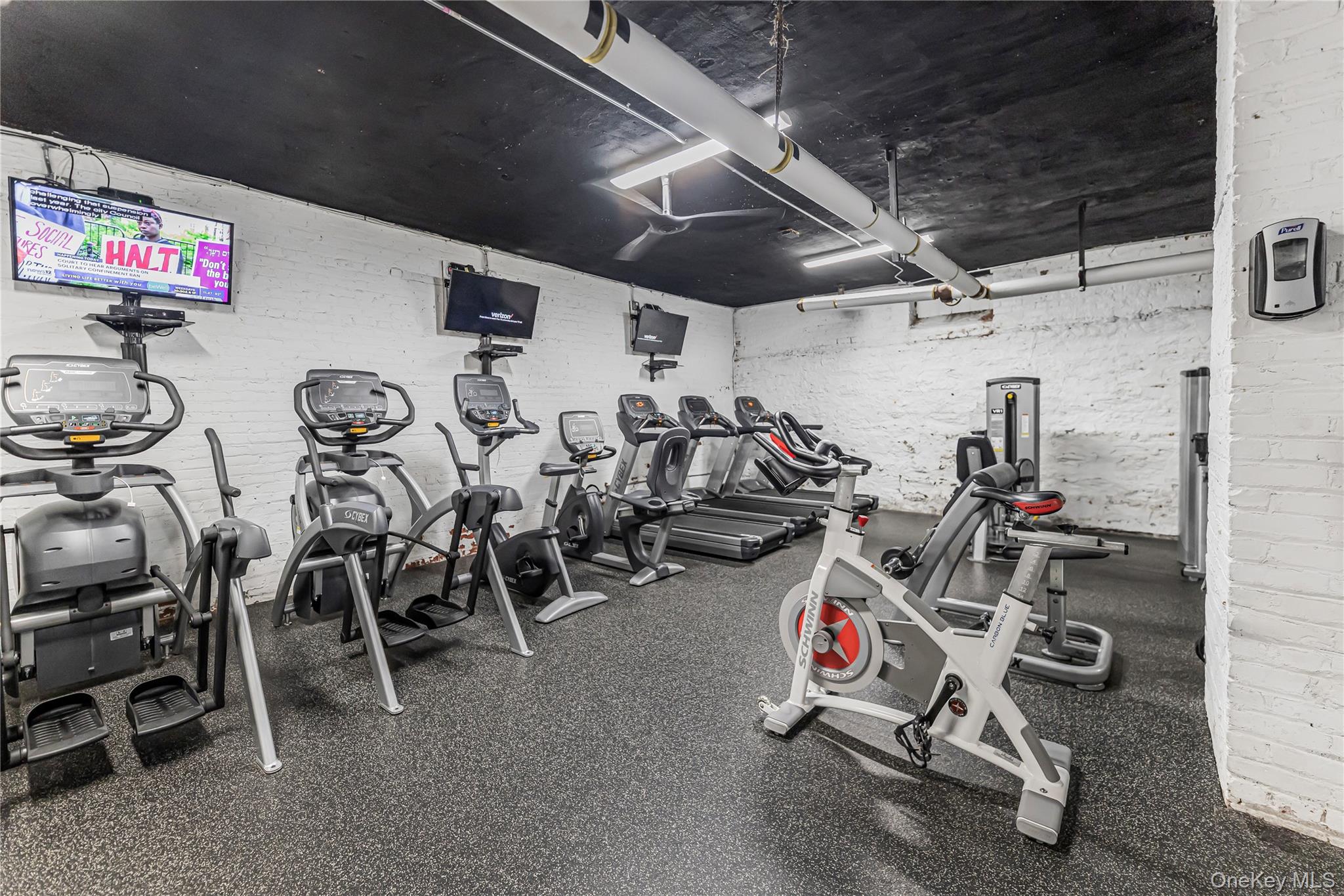 #14 photo, 2187 Holland Avenue, ブロンクス区 Bronx , NY 10462