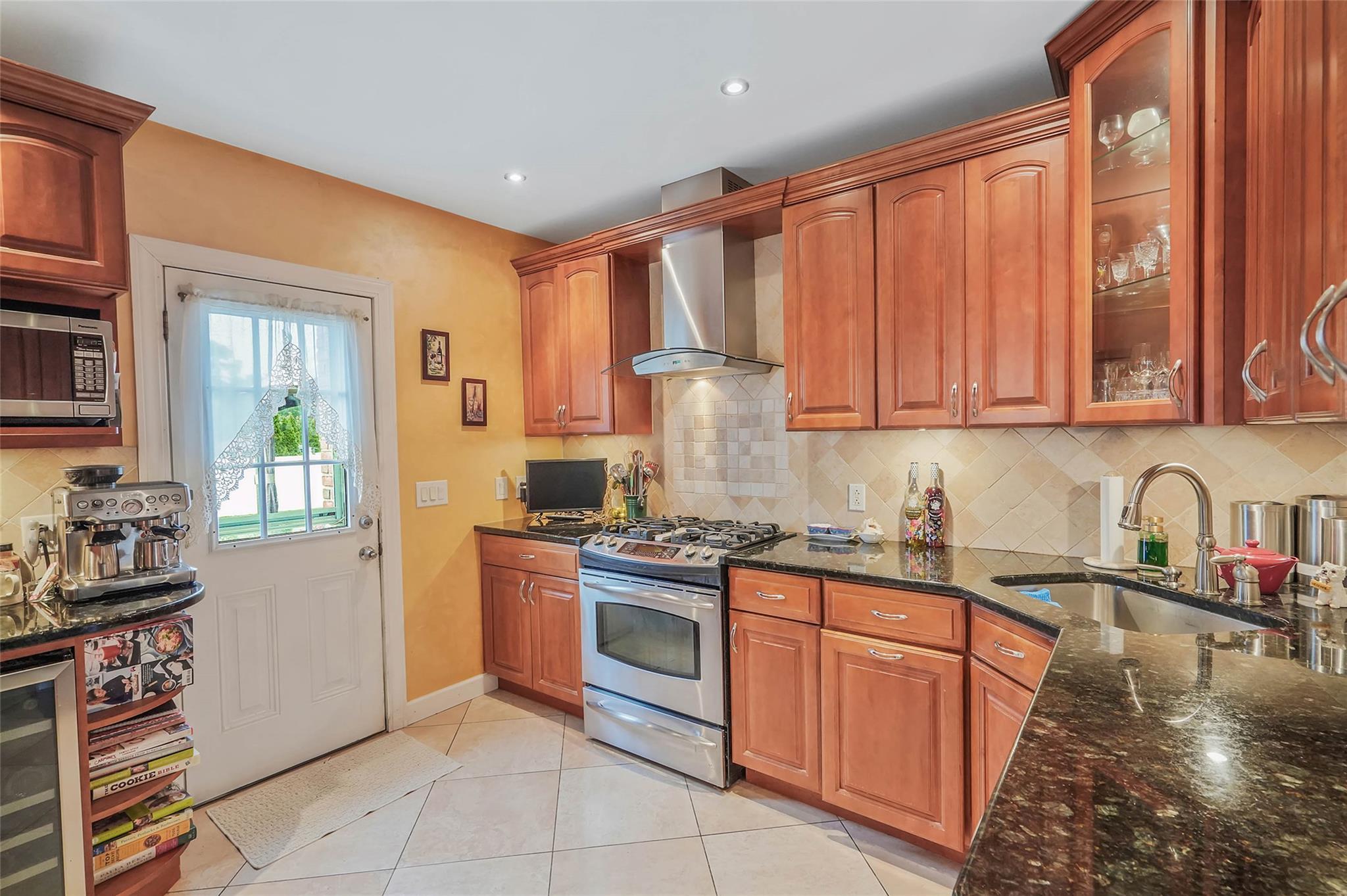 #16 photo, 6 Center Street, Ronkonkoma , NY 11779