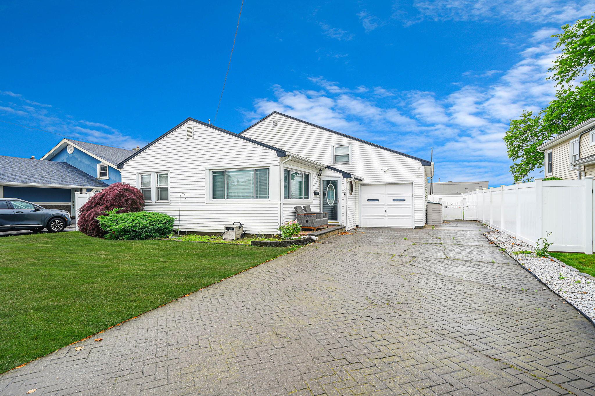 #1 photo, 150 Pratt Street, 東長島 West Babylon , NY 11704