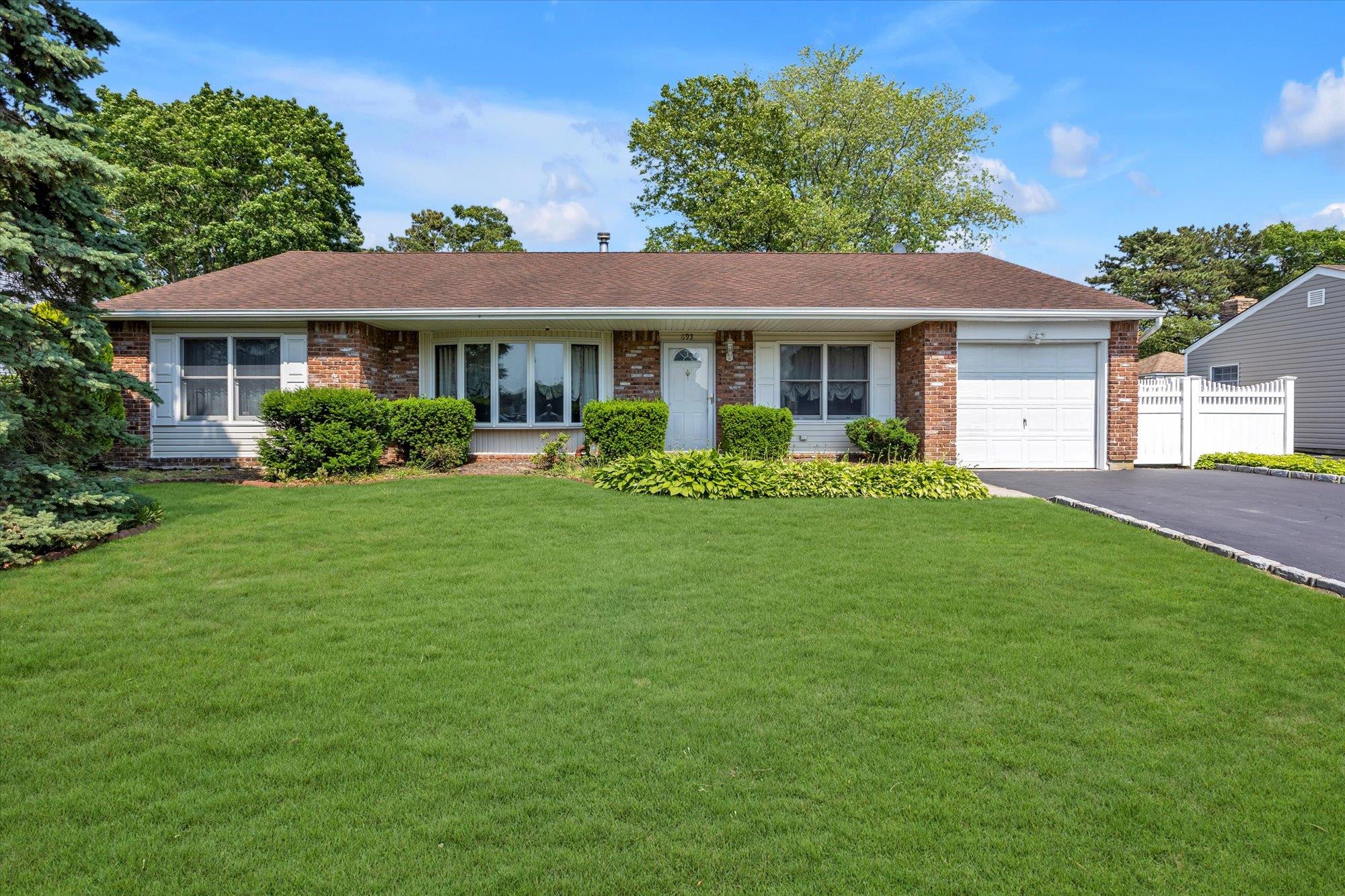 #1 photo, 693 Greenbelt Pkwy W, Holbrook , NY 11741