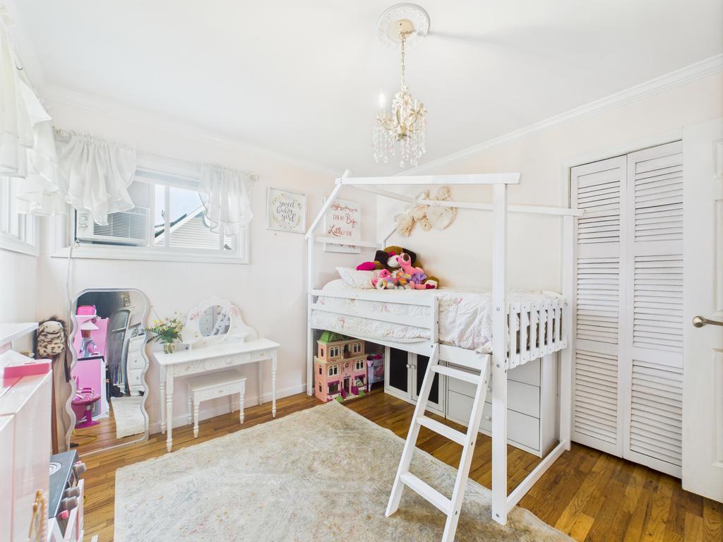 #12 photo, 554 S 8th Street, Lindenhurst , NY 11757