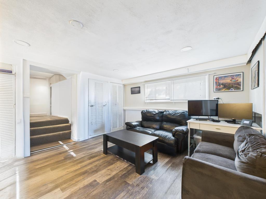 #19 photo, 554 S 8th Street, Lindenhurst , NY 11757