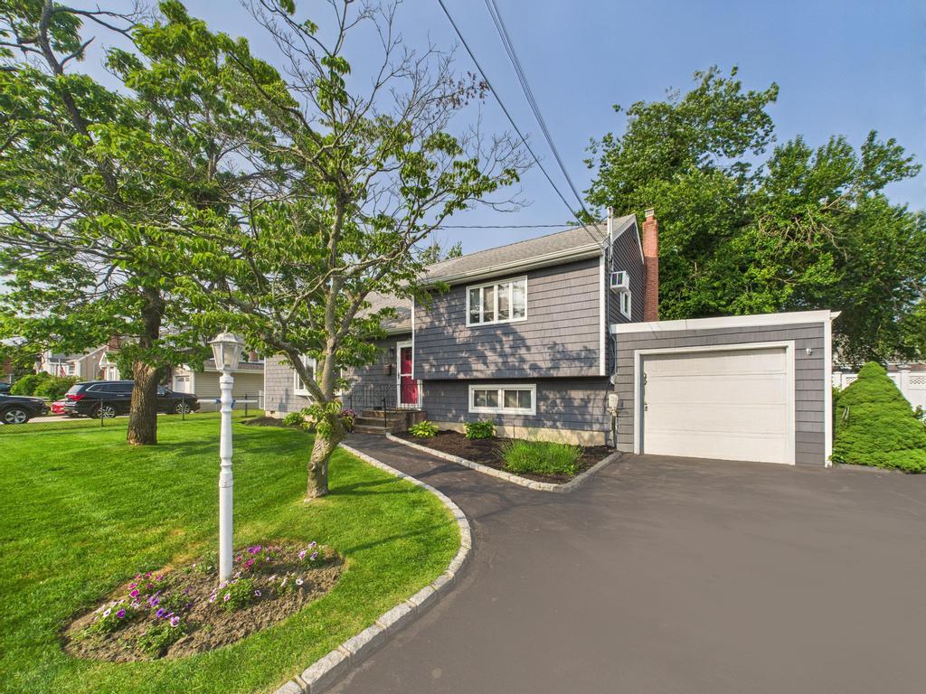 #3 photo, 554 S 8th Street, Lindenhurst , NY 11757