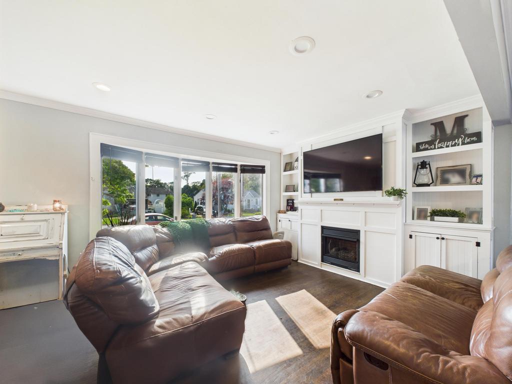 #8 photo, 554 S 8th Street, Lindenhurst , NY 11757