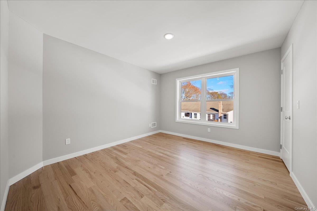 #16 photo, 8 Fourth  Lot 10 Avenue, サフォーク郡 Centereach , NY 11720