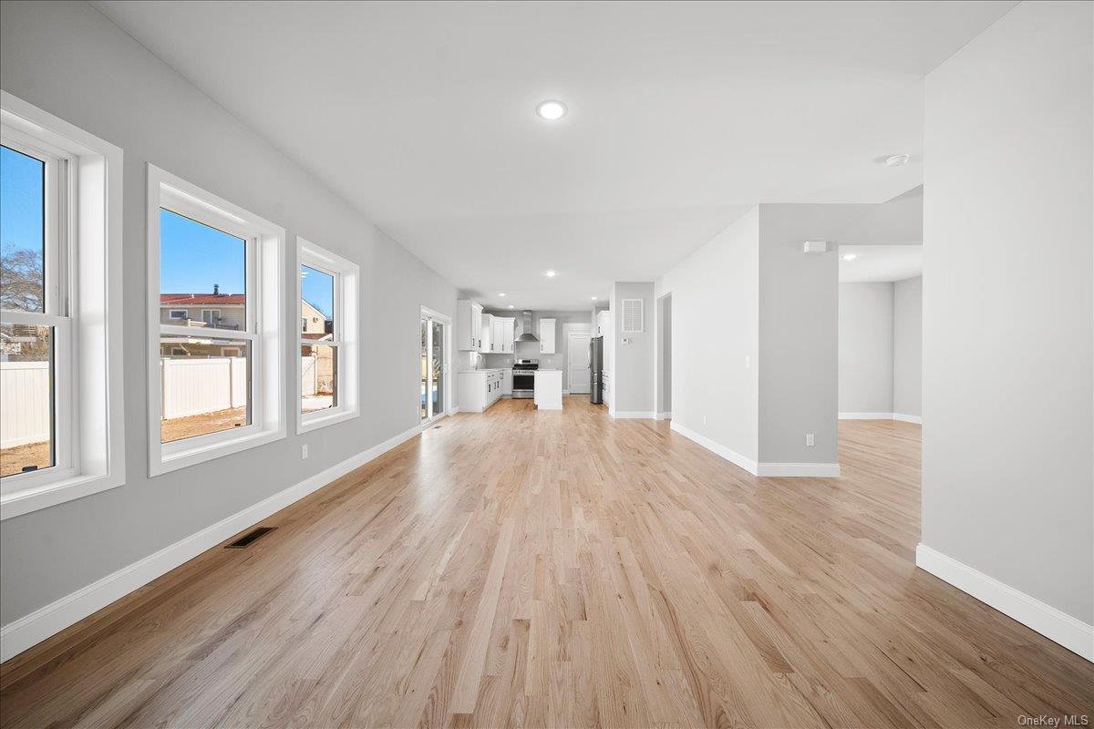 #6 photo, 8 Fourth  Lot 10 Avenue, サフォーク郡 Centereach , NY 11720