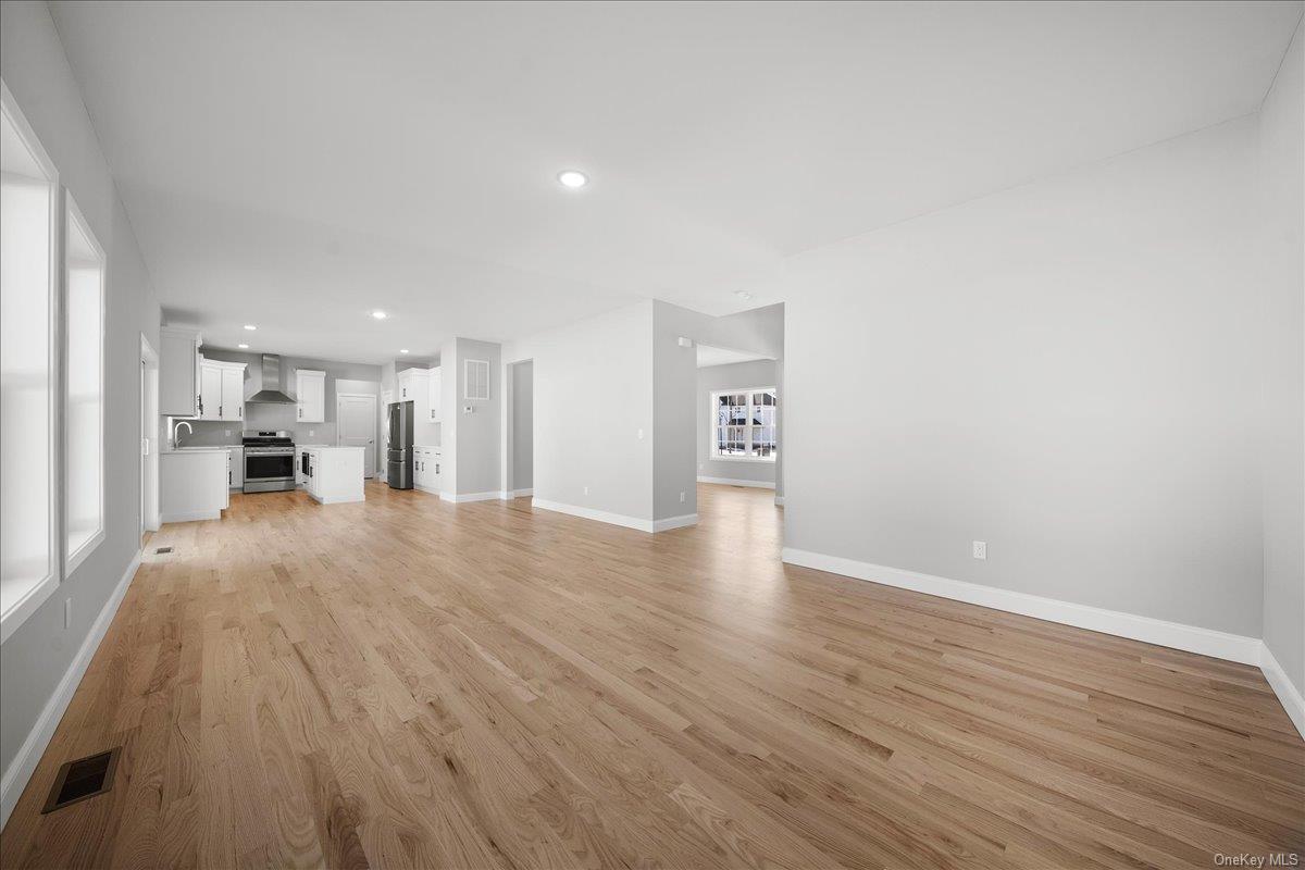 #7 photo, 8 Fourth  Lot 10 Avenue, サフォーク郡 Centereach , NY 11720