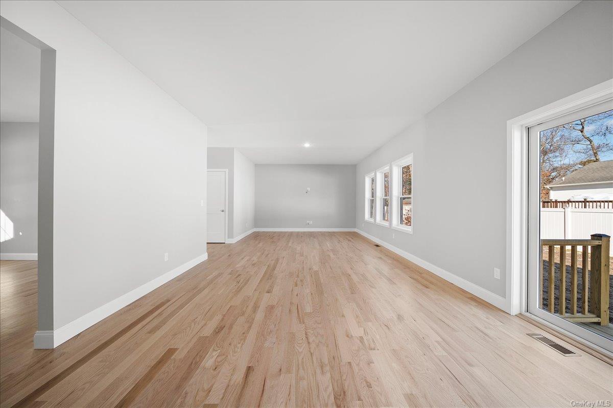 #8 photo, 8 Fourth  Lot 10 Avenue, サフォーク郡 Centereach , NY 11720