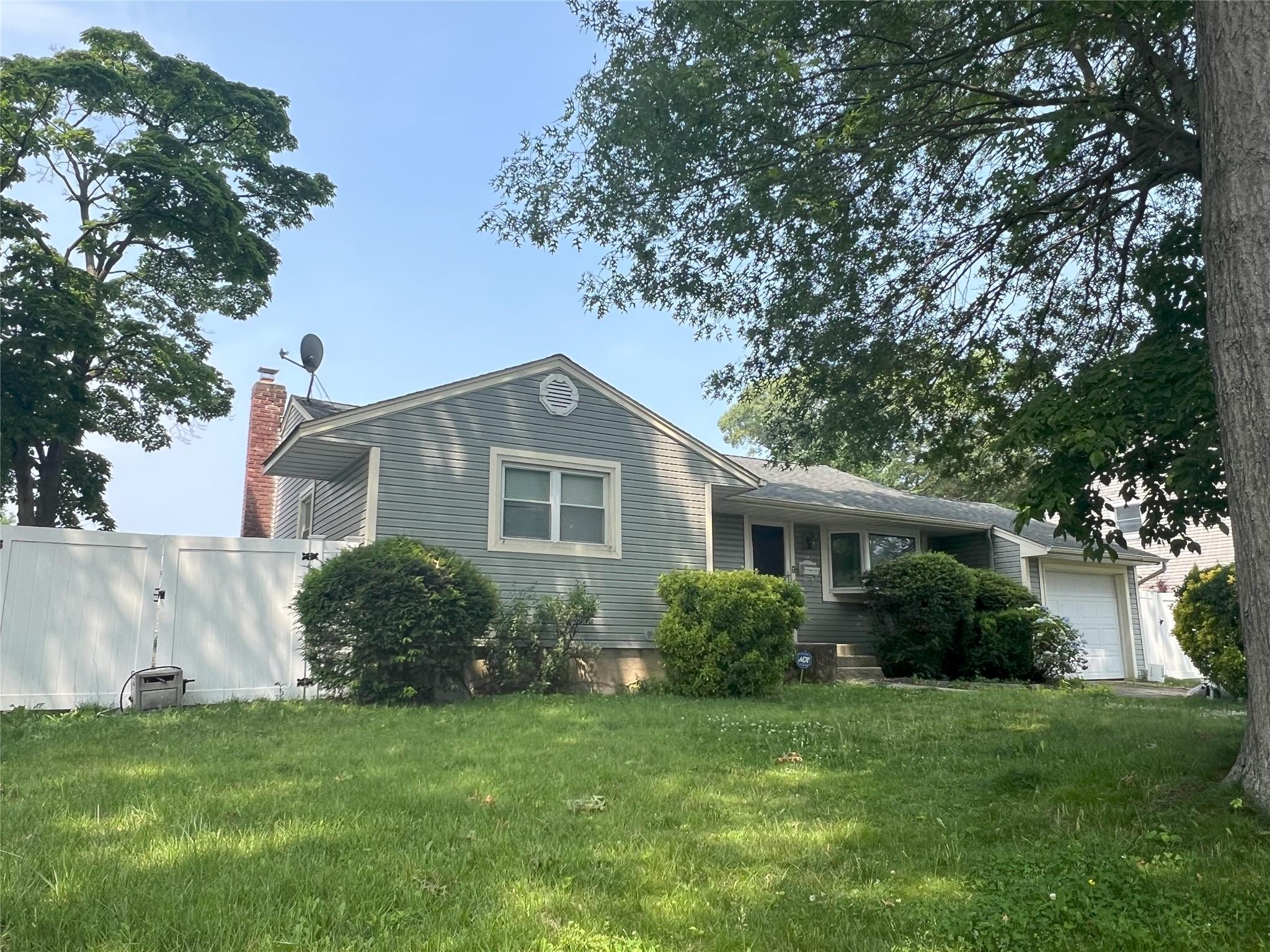 #1 photo, 16 Drake Road, 東長島 Centereach , NY 11720