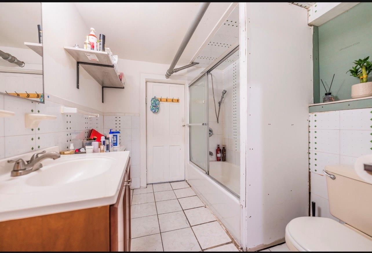 #12 photo, 5736 75th Street, クイーンズ区 Middle Village , NY 11379