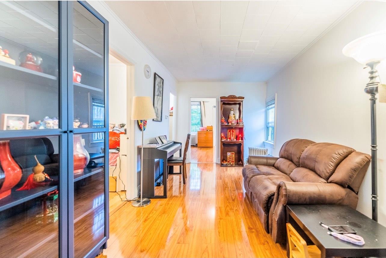 #4 photo, 5736 75th Street, クイーンズ区 Middle Village , NY 11379