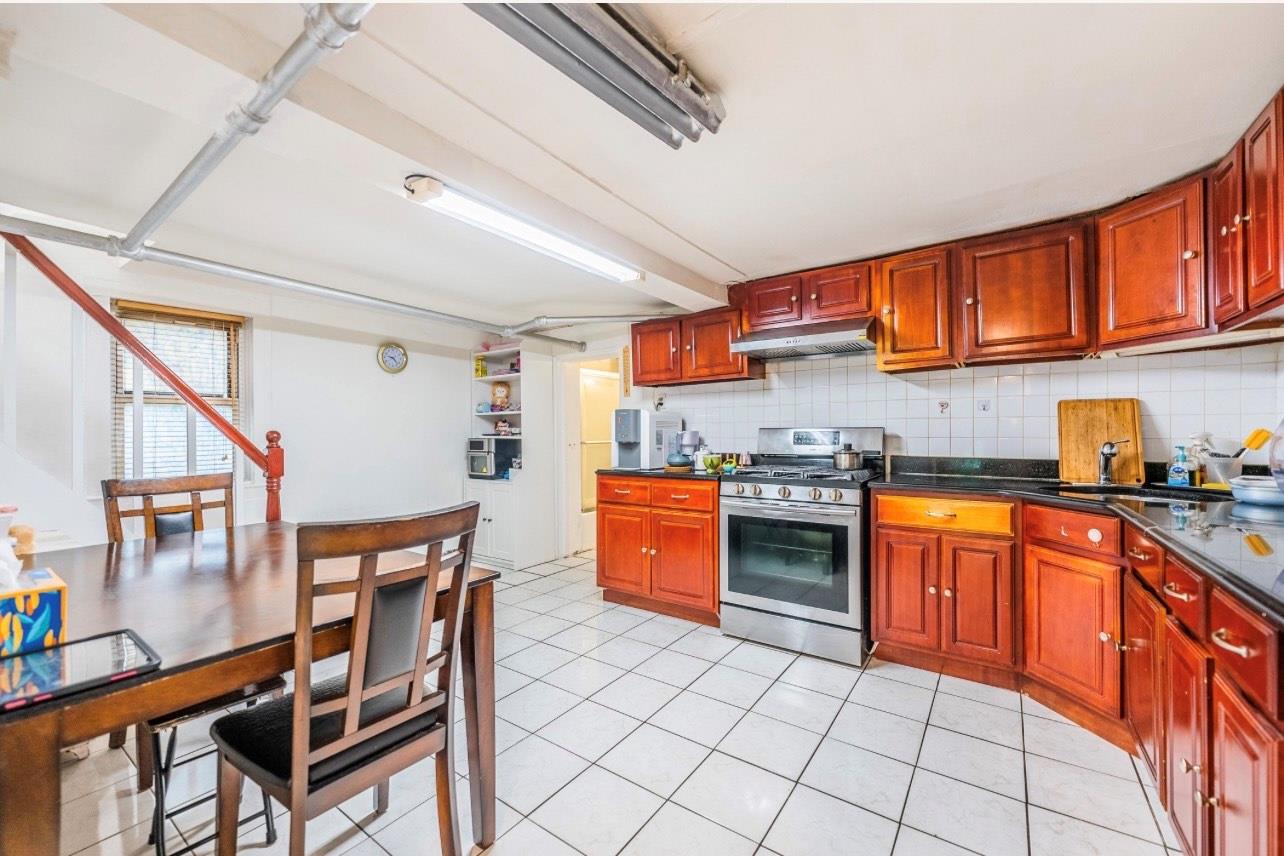 #9 photo, 5736 75th Street, クイーンズ区 Middle Village , NY 11379