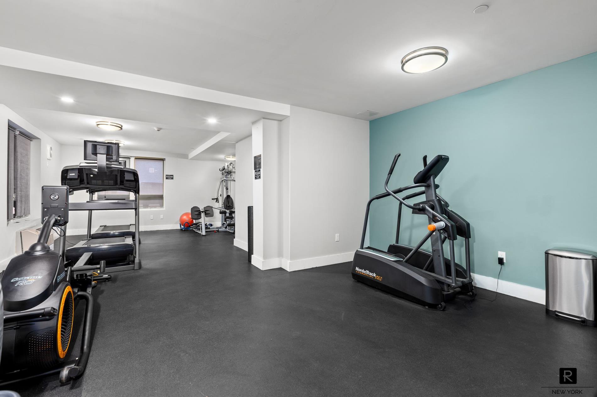 #12 photo, 63-34 Fresh Pond Road, クイーンズ区 Ridgewood , NY 11385